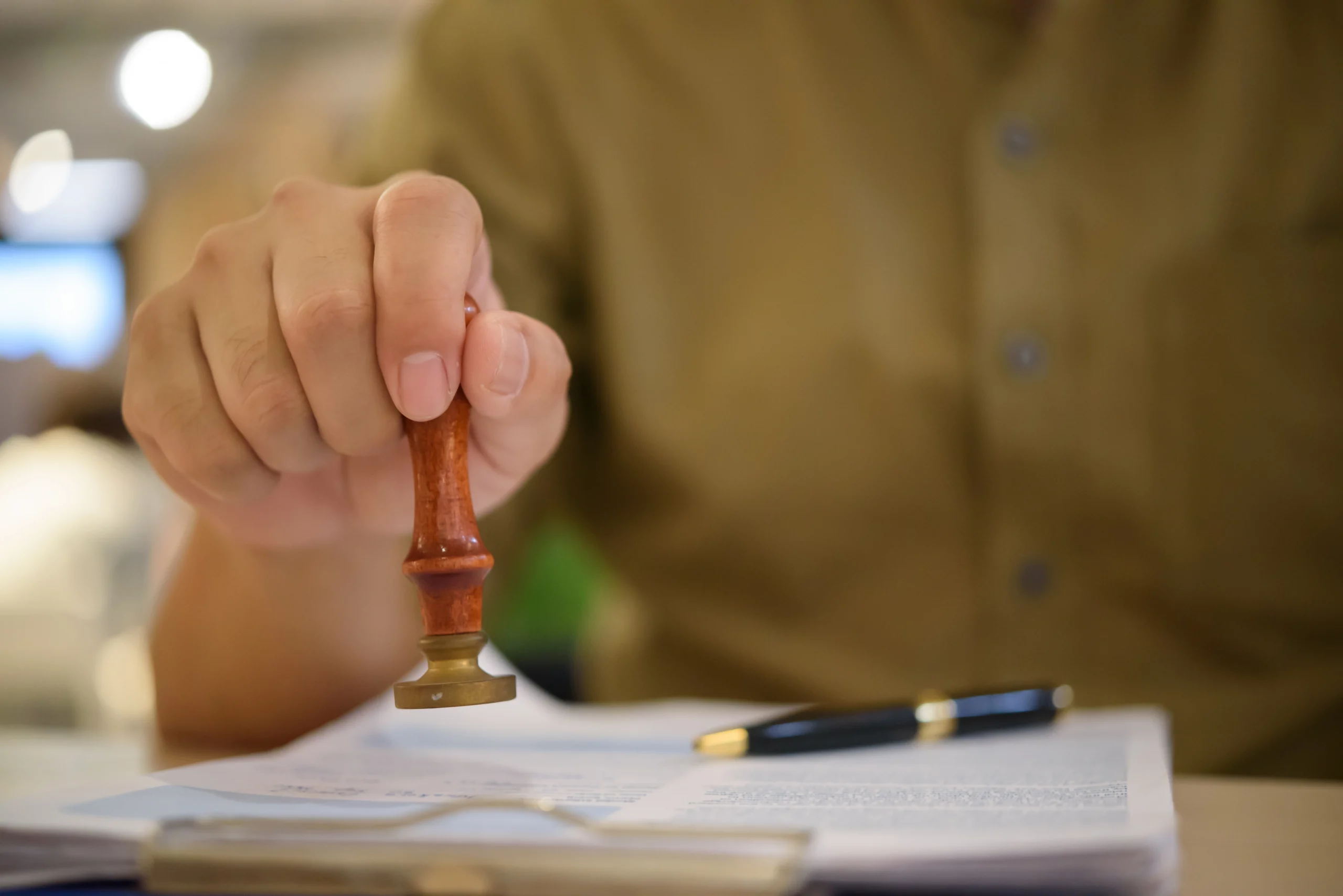 Escribano certificando firma con sello notarial en Escribanía Contreras Córdoba